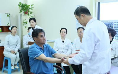 北京军颐中医医院治疗癫痫怎么样？ 北京军颐中医医院作为一家集专家、技术与口碑一体的领导品牌医院，已被广大百姓所熟知、信赖与颂扬。作为国内顶尖癫痫病诊疗医院，无论在医师力量、科研技术、诊疗设备等方面都处于前列，积累沉淀只为患者健康，如今，北京军颐中医医院已经在全国癫痫病患者群体中树立了良好口碑和品牌形象。 多学科联合诊疗 癫痫疑难病症实现“一站式”救治 北京军颐中医医院作为国内顶尖癫痫病诊疗专科医院，多年来一直以癫痫病的研究与治疗为目标，经过长期的临床数据分析和不断地诊疗研究，从前期提供的远程咨询服务和就医指导，多学科联合诊疗、精细化检查、个性化治疗，到全程跟踪就医服务、出院康复指导和满意度回访，都建立了最为严苛的标准和流程。同时，医院以开展多学科联合诊疗为特色，实现了神经内科、神经外科、精神科、中医科、药理学科、儿科、免疫科、神经电生理科八大学科联合诊疗，突破传统疗法，攻克癫痫难题，针对不同形式癫痫发作的病理机制，包括癫痫大发作、小发作、精神运动性发作、局部性及复杂性癫痫患者都得到整体精准化治疗，从而使患者摆脱疾病的困扰。 专业专注治癫痫 康复疗效赢口碑 高水平的医疗技术是医院立足的根本，而这一切离不开一支技术过硬的医疗队伍。北京军颐中医医院自建院以来经过不懈努力，医疗队伍不断发展壮大，医疗服务已辐射全国各个地区，数十位癫痫医学专家，针对不同病情患者都能够采取不同的治疗方案进行诊疗，已成功治愈数万例不同原因引起的癫痫病患者。 北京军颐中医医院癫痫诊疗团队，凭借精湛的专业技术，突破了无数的生命禁区，创造了一个个生命奇迹，打造出一个充满人间大爱的医学殿堂，致使患者实现康复梦想，重享健康生活。因此整个团队被业界评为我国癫痫临床诊疗数量最多、疗效最好的专家团，被广大癫痫病患者誉为“救星团队”，正是他们成就了北京军颐中医医院国内癫痫病治疗领导品牌的称号。 “对一家医院来说，医生的医德医术、诊疗技术是其核心竞争力之所在，能确保了每个患者都能够在这里得到最安全有效的诊疗，这才是最为关键的。”在提到医院的专家团队时，北京军颐中医医院院长十分自信的说道。 紧跟前沿攀高峰 精修术业执着前行 近年来，随着北京军颐中医医院的不断发展，作为全国中医脑病科研临床基地医院签约了美国爱一传递共享国际顶尖医疗。在此平台的基础上，北京军颐中医医院联合宣武医院、安定医院、广安门医院、301医院、309医院、朝阳医院、陆军总医院等国内优质三甲医院数十名专家共同建立北京神经系统疑难病多学科会诊平台，开启癫痫多学科综合诊治新模式，为癫痫患者规范高效治疗提供保障。 北军颐中医医院成立至今，实施“名医、名科、名院”战略，紧跟国际癫痫疾病领域最新诊疗标准，和国外多家知名医院进行国际合作，整合国内外权威专家资源、先进医疗管理模式和服务理念，不断开拓国际国内医学学术合作交流。并且和国内多家著名三甲医院展开长期学术交流与技术合作，医院每年累计接待人次超过300人，同时还选派优秀医务人员赴海外开展讲学和医疗工作，增强医院在癫痫疾病诊疗方面的理论水平和科研力量，从而更好地运用于临床，提升癫痫疾病诊疗实力，努力打造国内癫痫疾病诊疗新坐标。